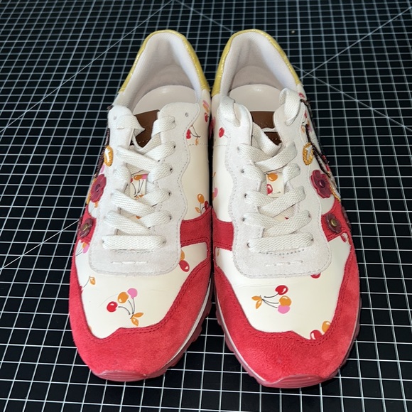 Like new Women Runner Coach Sneakers Size 9. - Picture 2 of 9